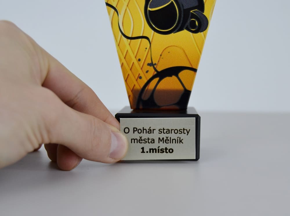 Skleněná fotbalová trofej 15 cm - rozhodčí